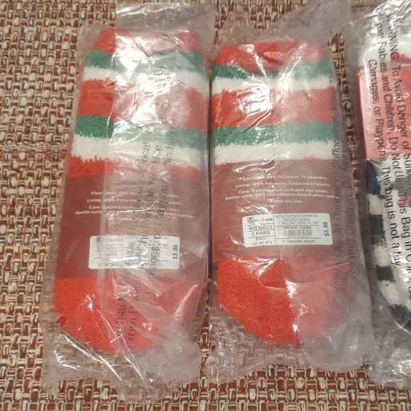 Christmas Socks 2 Pairs Per Package New - Picture 3 of 7